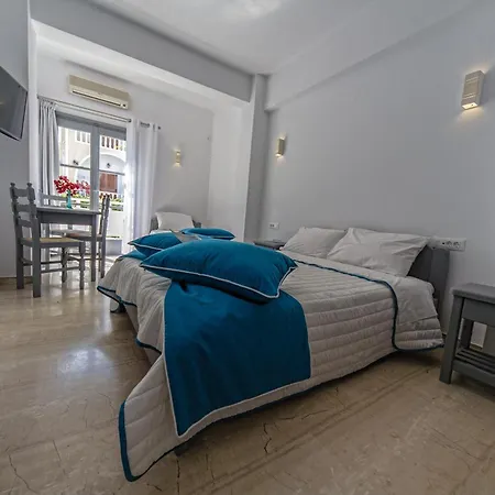 Blue Waves & Hotel Kamári