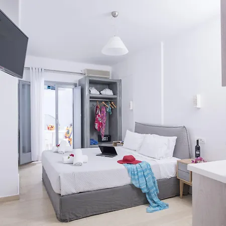 Blue Waves & Hotel Kamári