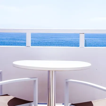 Blue Waves & Hotel 2*