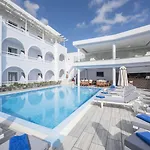 Blue Waves & Hotel Kamári