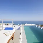 Blue Waves & Hotel Kamári