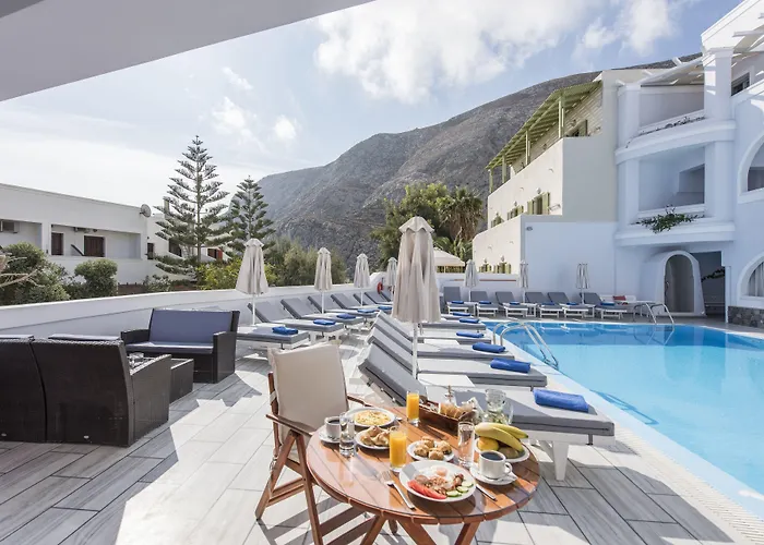 Blue Waves & Hotel Kamári