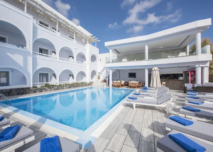 Blue Waves & Hotel Kamári