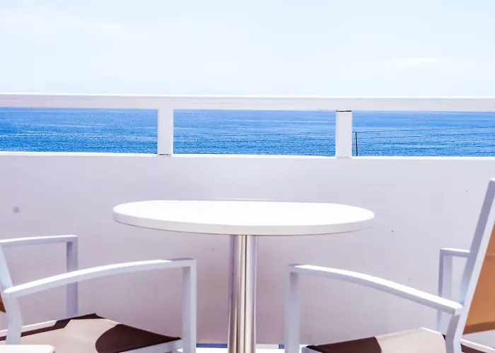 Blue Waves & Ξενοδοχείο 2*