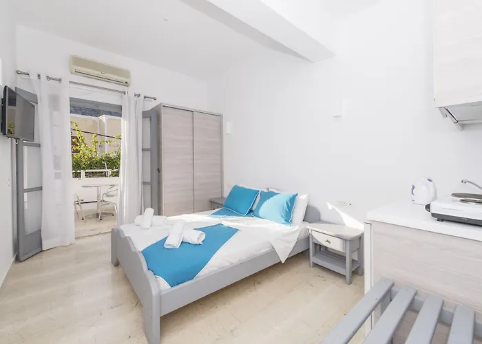 Blue Waves & מלון