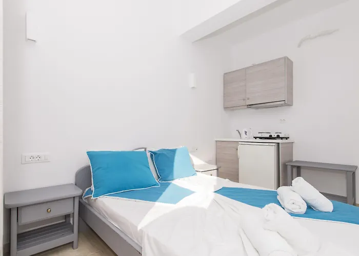 Blue Waves & מלון